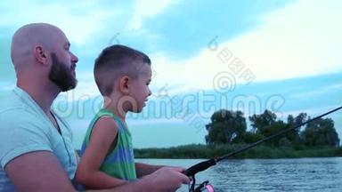 父子钓鱼竿钓鱼坐在船上，快乐的爸爸教孩子钓鱼，好爸爸，夏天